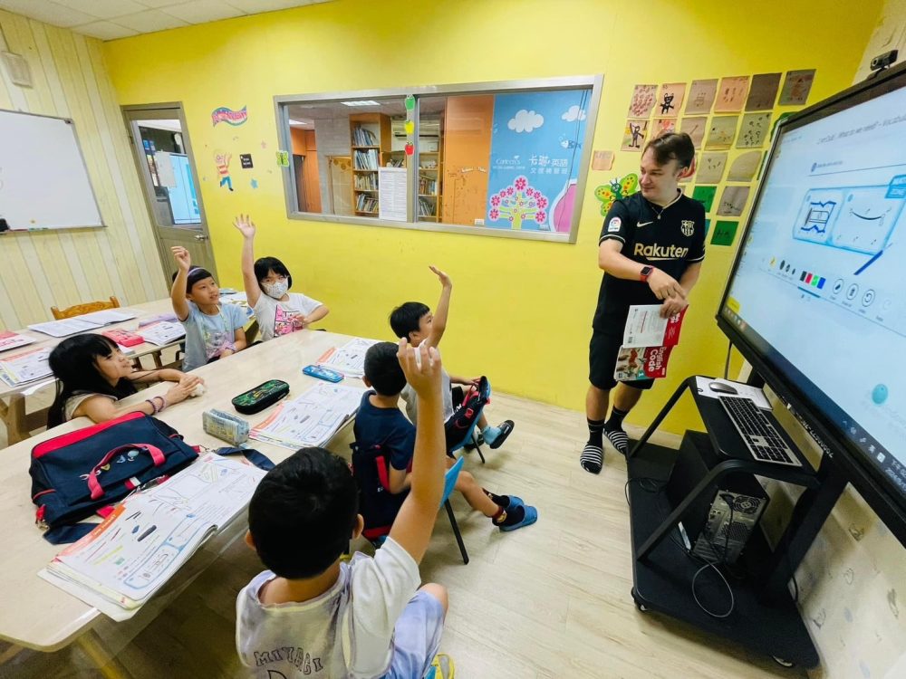 外師課堂，孩子踴躍舉手發言